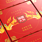 人们需要岁末的盛宴，但是熟练地准备出一桌完美家宴，又难又辛苦，预制菜年夜饭更便捷和人性化，通过“在家”和“吃大餐”，“轻松”和“过大年”两组矛盾点，表达出锅圈年夜饭的实际价值。传统瑞兽在画面中升腾汇合，寓意守护团圆，没有背离中国年的韵味，少量冷色也中和了过度传统的色彩，最终整体画面聚齐色亮，完美表达出过年新主张“在家吃大餐，轻松过大年”。