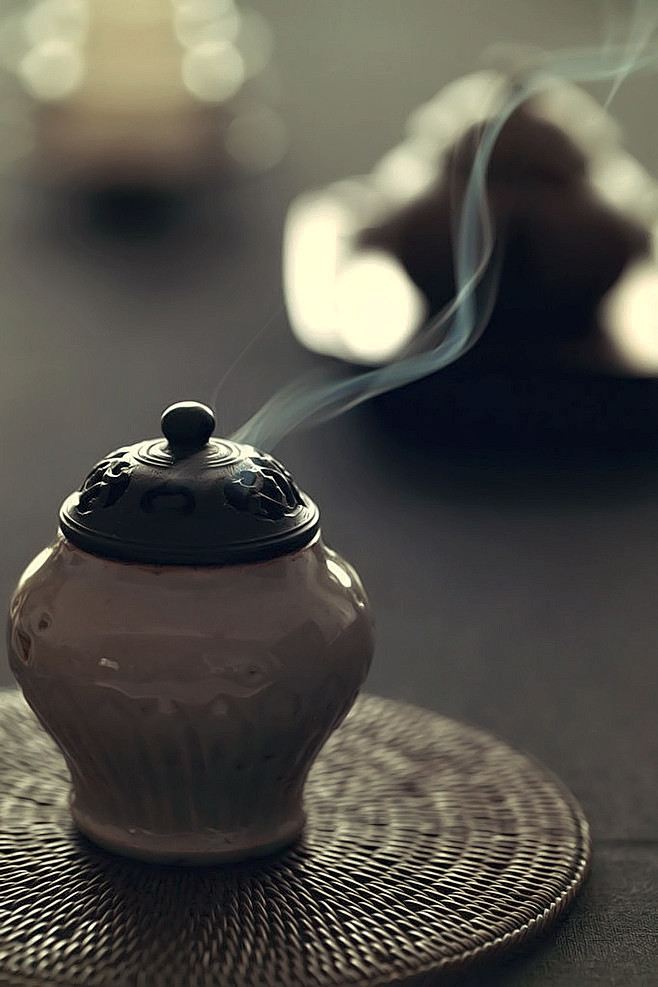 牵住繁华哀伤，弯眉间，命中注定，成为过往...