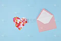 心形五彩纸屑和粉色信封。爱，情人节，母亲节贺卡，感恩，向医生和护士表达谢意