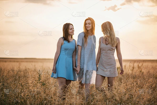 夕阳下的三个女孩