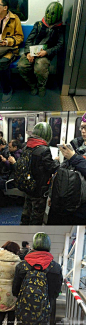 北京一男子戴西瓜头套乘地铁被警察带下车