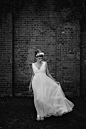 上世纪80年代的黑白记忆：经典优雅赫本风新娘写真~+来自：婚礼时光——关注婚礼的一切，分享最美好的时光。#经典赫本风# #深V婚纱# #新娘礼服#
