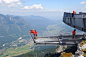 惊险刺激的“悬空”建筑 _频道-天津_腾讯网【当地时间2010年6月29日，德国南部加米施-帕藤基兴镇，工人正在海拔2628米的阿尔卑斯峰(Alpspitze)上架设悬空观景平台。】