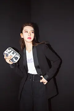 近日，戚薇素颜出镜主演新剧《北京女子图鉴》，遭网友质疑整容。今日，戚薇耿直霸气的回怼网友：不是双眼皮贴，我是割的，怎么了呢？只见过女明星澄清整容，从没见过主动坦白！不愧是戚哥！ ​​​​
