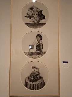 1A环保 飞机和鸟一样，变成鸟 环保
 B坠落  飞机与鸟一起坠落

2音乐吸引人，让人放松(身子直线条，脸部曲线条)，给人色彩(感情)｛人脸有色彩，其余无色彩，背景可为办公｝
3电话机与老人的假牙(打电话时才用)   信与老花镜(看子女的信时才用)