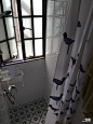 浴室 黑白 黑色细框玻璃窗 白色面包砖
23平方，超小户老洋房改造，地暖黑板墙榻榻米 #浴室# 