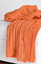 snuggle up with this fall cable knit throw http://rstyle.me/n/sats9r9te:@北坤人素材