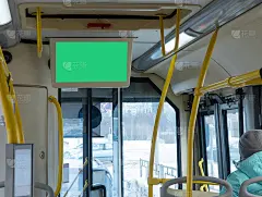 公共汽车客舱的问讯处。在公共交通上做广告。公交车屏幕上，一个做广告的地方