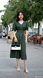 8月1日街拍更新，绿色连衣裙配小蛮腰的气质美。 ​​​​