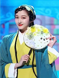 &lt;p&gt;关晓彤团队还给她的这组造型买了通稿，但由于珠玉在前，有张曼玉那位大神的经典青蛇，关晓彤还是差了点意思，到底是不够妖媚。年纪太小，扮演青蛇都像是一位品学兼优的乖乖女。&lt;/p&gt;