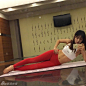 韩国美女健身教练走红网络 : 韩国美女健身教练近日因完美身材走红网络，据悉她名叫芮呈和，也是一位模特。