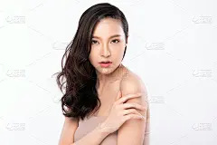 肖像美丽年轻的亚洲女人干净清新裸露的皮肤概念。亚洲女孩美容面部护肤和健康养生，面部护理，完美肌肤，自