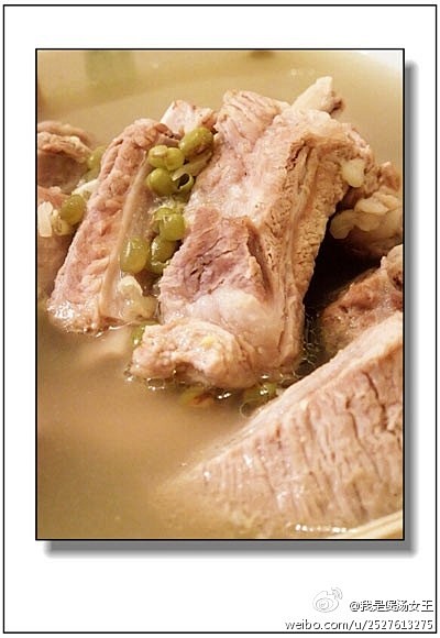 《绿豆炖排骨》原料：猪排、绿豆、姜。做法...