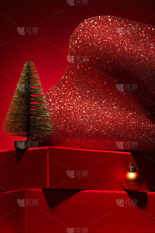 红色领奖台的礼品盒和闪闪发光的圣诞节装饰...