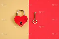 爱和关系的概念。心锁。情人节的节日。锁和钥匙。锁红色心形和钥匙在一个组合的黄红色背景。情侣概念。爱情