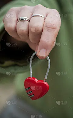 送心形挂锁的女人