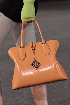 童小楹宝贝采集到Tory Burch SPRING 2023 R-T-W