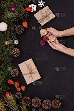 圣诞背景，新年礼物，玩具，球，水果，坚果