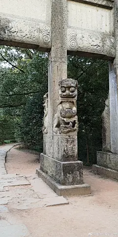 昨晚翻相册的最大感受就是我对石狮子是真情实感喜欢过的——就是拿它们做的表情包实在太沙雕了……
啊当然现在它们看起来依旧很可爱！
p1-p3 徽州古城
p4-p7 潜口民宅
p8-p9 唐模村 ​​​​