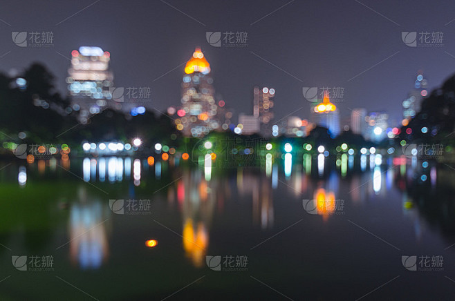 在夜晚模糊散景城市景观。