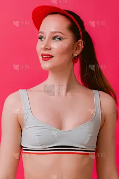 Portrain苗条苗条的运动身体年轻性感的女人在复古泳衣胸罩和红色的帽子干净的皮肤美丽的创意海报式