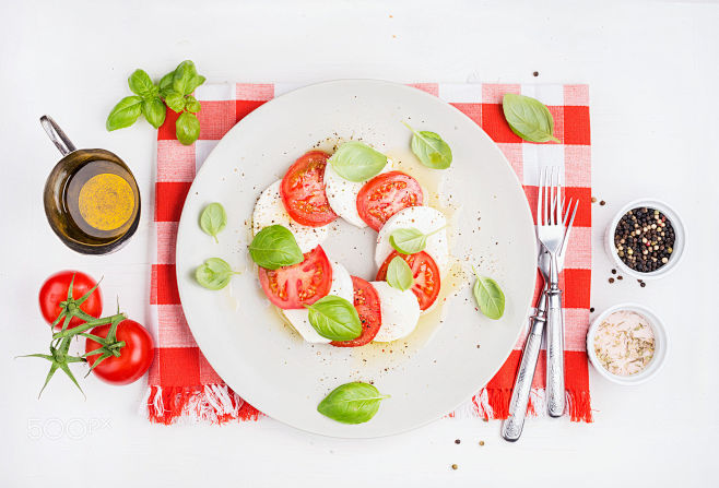 经典的意大利卡普雷塞沙拉西红柿，奶酪迪B...