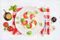 经典的意大利卡普雷塞沙拉西红柿，奶酪迪Buffala和新鲜罗勒。 安娜·伊万诺娃在500像素