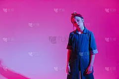 年轻时髦的女孩在彩色霓虹灯背景下在工作室跳舞。音乐dj海报设计。