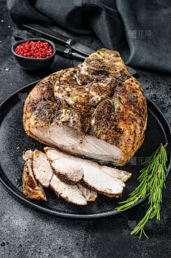 烤猪肉火腿片放在盘子里。柄的肉。黑色背景。俯视图