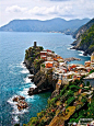 CINQUE TERRE，我们常称之为五渔村，LP上称之为五乡地，五个渔村在海与山之间，连结成一条梦幻般的线，它不仅是世界遗产，更是意大利最迷人的景观之一，而那个梦幻般的黄昏，这个村子，叫做VERNAZZA