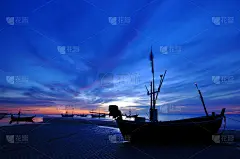 夕阳下的大海和小船