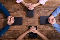 人们在圣经上祈祷的手