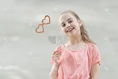 孩子长着长发开心的笑脸。暑假。愉快的一天。微笑是我最好的配饰。女孩无忧无虑的孩子。适合她的微笑。国际