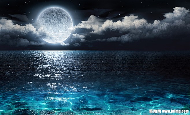 圆月和海面图片