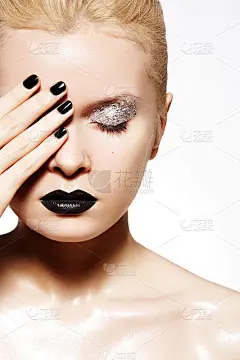 时尚银妆。亮泽湿润的皮肤，黑色的嘴唇和指甲