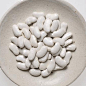 芸豆(白)【简介】颗粒大小差异也很大，小者如黄豆般，而大白芸豆的籽粒长约21毫米，厚约9.5毫米，比黄豆大几倍，可称豆中之冠了。白芸豆是西餐中常用的名贵食用豆。