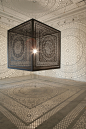 “Intersections” 出生于巴基斯坦拉合尔的混合媒体艺术家 Anila Quayyum Agha 将精心雕琢的立方体嵌入光源，投射到墙壁上的漂亮阴影令人眼花缭乱。这个装置作品由激光切割木板制作，图案参考了伊斯兰圣殿中的图案。（anilaagha.squarespace.com）
