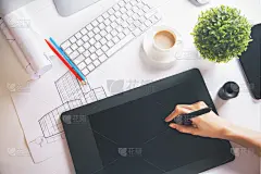 使用图形平板上桌面，建筑素描和其他项目的女性手领视达