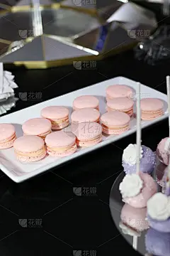 一盘粉红色的蛋白杏仁饼干