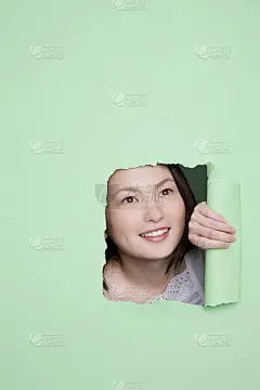 女人仔细看了看