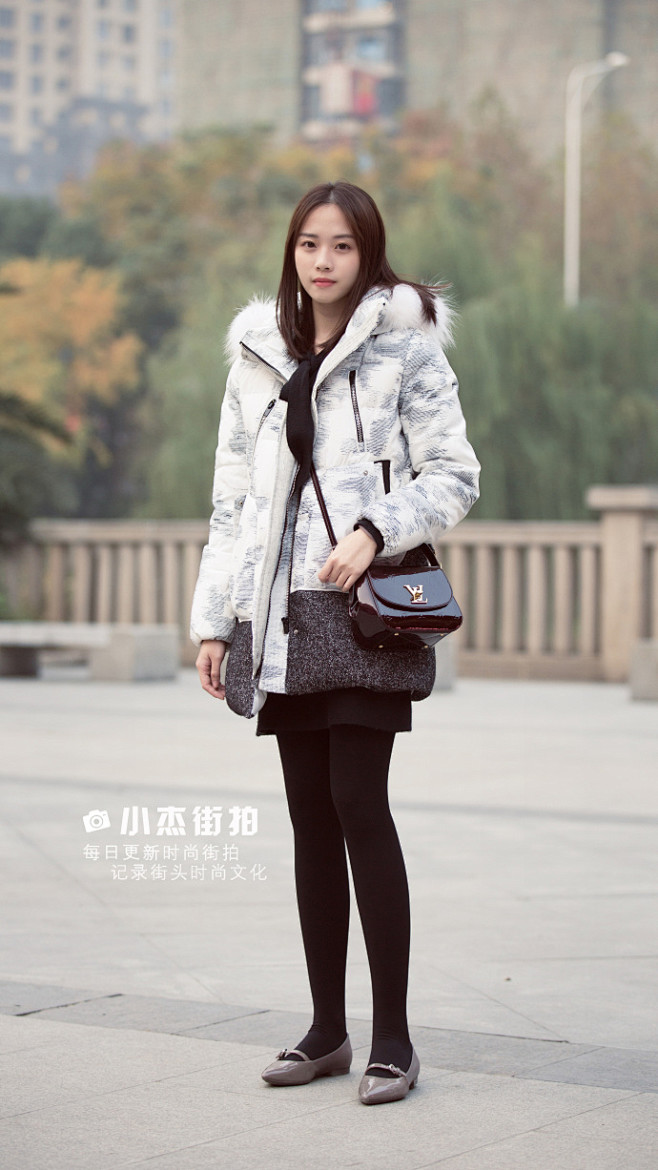 精致的羽绒服Girl ~鞋子和包包好亮～...