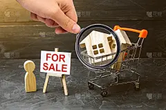 放大镜正盯着超市的购物车，上面有房子，还有一个人在卖海报。出售房屋、房地产服务或从业主手中购买的概念