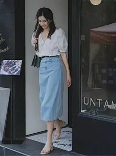 &lt;p&gt;天空蓝放在下装中是没有任何问题的，只是上衣的颜色最好选择浅色系，这样不会头重脚轻。例如纯白色的娃娃领衬衫搭配天空蓝色的半裙，配色清新脱俗，再结合全塞衣角的穿法，凸显出高腰线，适合大部分女生的身高，脚上一双简约的凉鞋，非常素雅干净的感觉。&lt;/p&gt;&lt;p&gt;天空蓝小西装套装&lt;/p&gt;