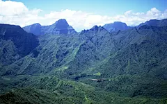 大溪地的青翠高山桌面壁纸