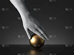 3d渲染，手握球的人体模型，手势孤立在黑色背景。现代简约时尚理念，简洁干净的设计。具体的雕塑。人类肢