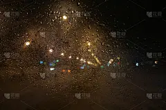 雨中黄昏的灯光