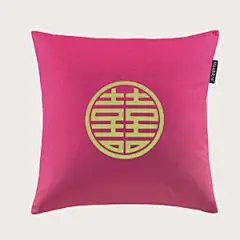 给你的背放个假：俏皮的糖果色配以鲜艳的喜字，色彩搭配绚丽，给人轻快欢乐的生活节奏；设计师采用蓝色圆斑作为衬托，让数只俏皮可爱的动漫猫咪像 |我在 @暖岛网 发现了Night’s全棉帆布印花靠枕(双喜，玫红)，分享给大家。