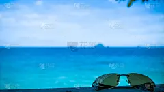 单墨镜热带海洋背景