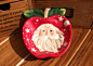 精美可爱的手绘圣诞老头造型 做为零食盘水果小盘均可 ， ，后面的设计非常好 ，带有一对小孔 ，可以穿丝带挂在任何想挂的地