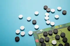 黑白棋儿童棋类益智玩具摄影图